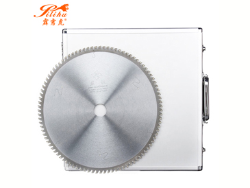 Precautions for the use of PCD saw blades.